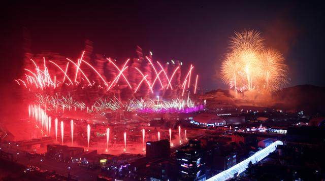 周末的东京国立球场:50994人围观1500发烟花齐射
